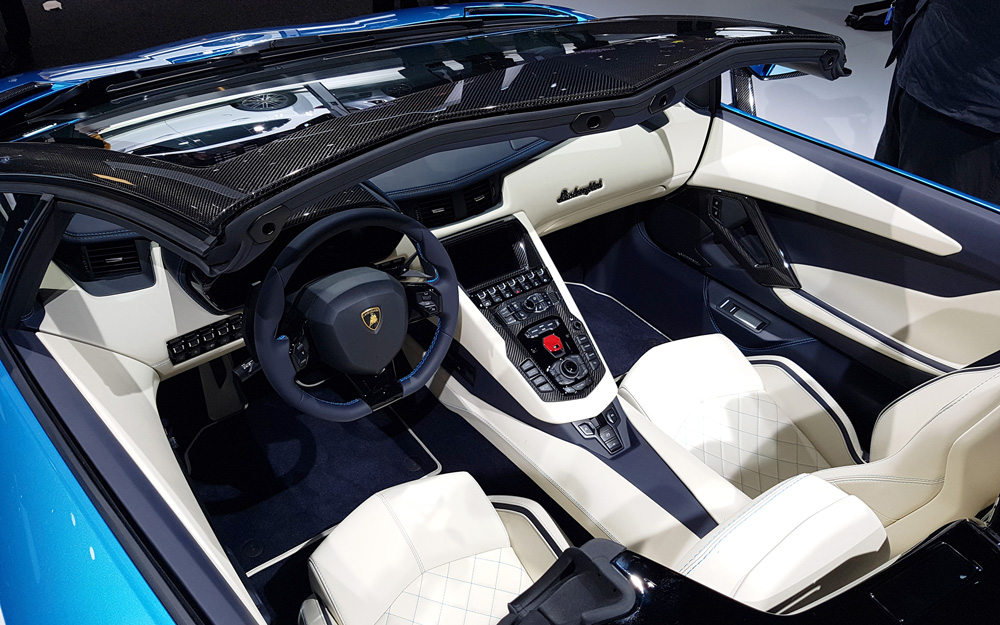 Nội thất của Lamborghini Aventador S mui trần