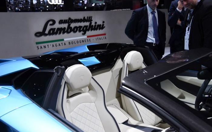 Nội thất Lamborghini Aventador S Roadster được bọc da Alcantara cao cấp