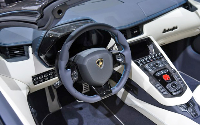 Lamborghini Aventador S Roadster trang bị vô lăng thể thao