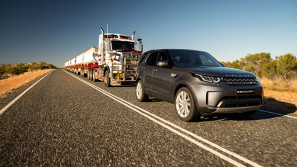 Kinh ngạc Land Rover Discovery kéo đoàn xe nặng 110 tấn
