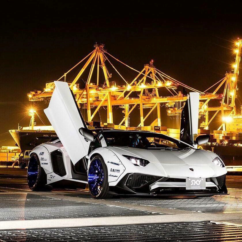 Lamborghini Aventador SV biến hình nhờ gói độ Liberty Walk hình 1.