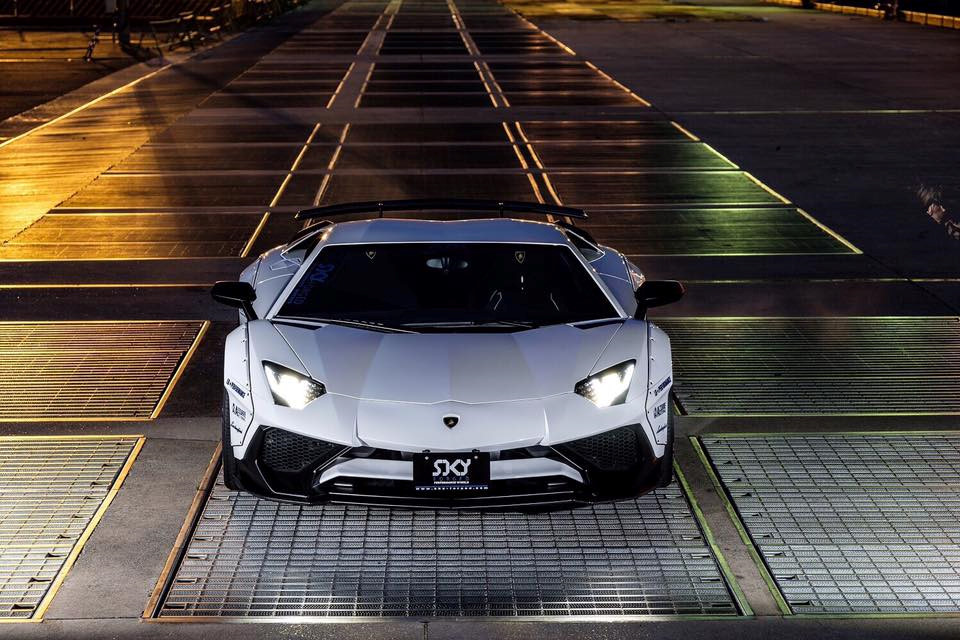Lamborghini Aventador SV biến hình nhờ gói độ Liberty Walk hình 4.