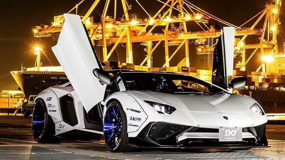 Siêu phẩm Lamborghini Aventador SV biến hình nhờ gói độ Liberty Walk