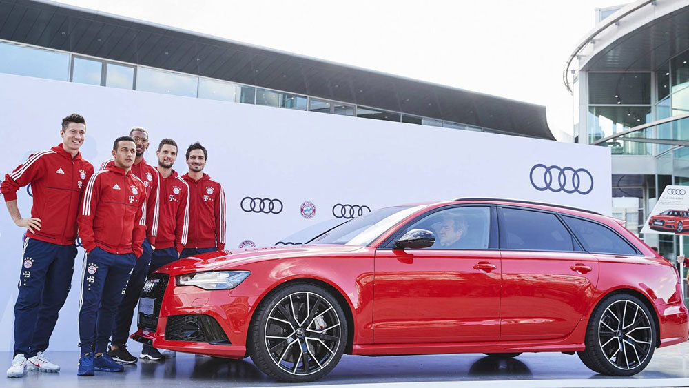 Các cầu thủ Bayern Munich nhận loạt xe mới do Audi tài trợ hình 2.