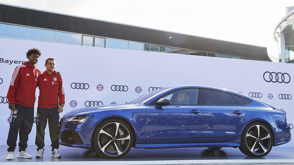 Các cầu thủ Bayern Munich nhận loạt xe mới do Audi tài trợ hình 3.