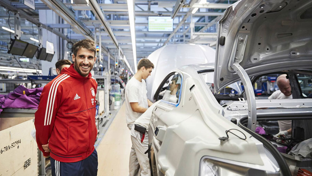 Các cầu thủ Bayern Munich nhận loạt xe mới do Audi tài trợ hình 5.
