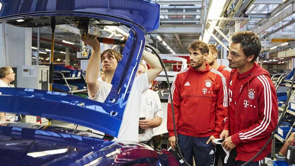Các cầu thủ Bayern Munich nhận loạt xe mới do Audi tài trợ hình 6.