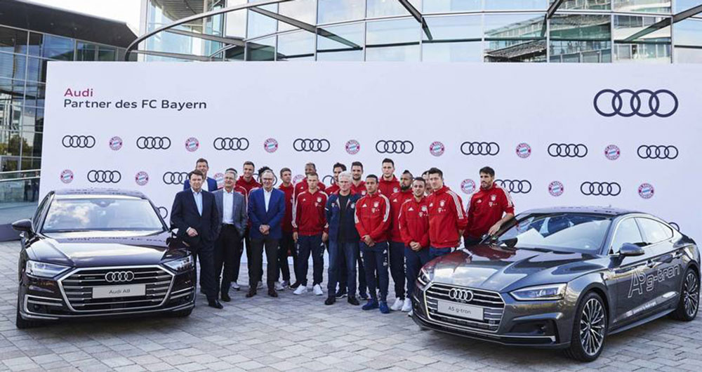 Các cầu thủ Bayern Munich nhận loạt xe mới do Audi tài trợ hình 4.