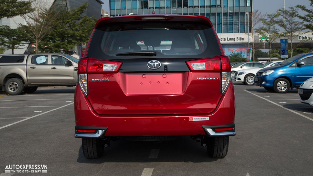 Phần đuôi xe Toyota Innova Venturer 2017.