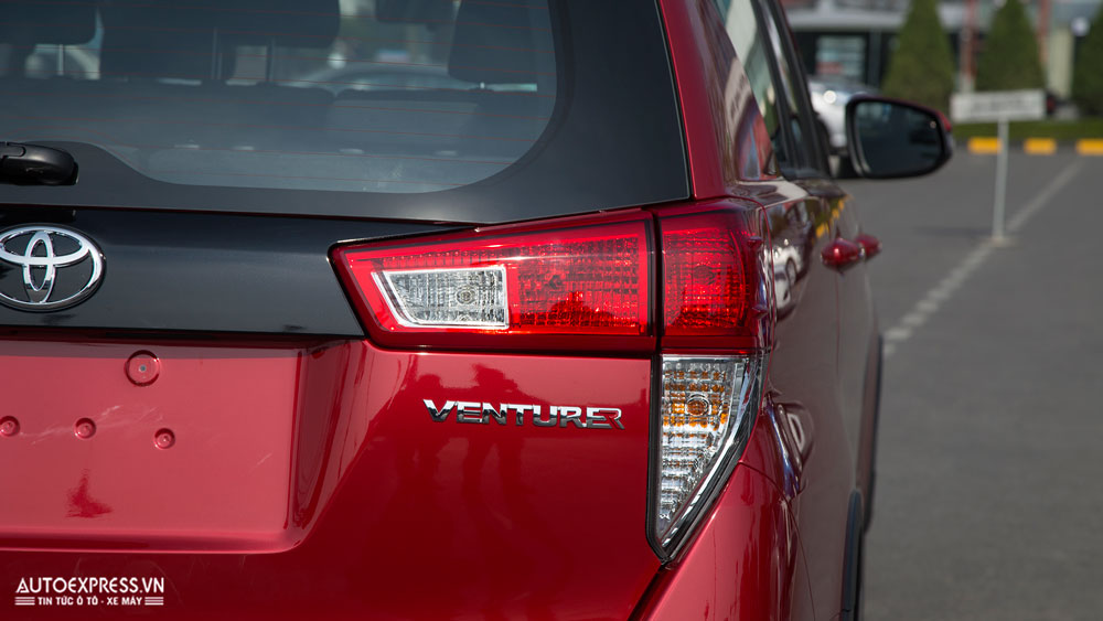 Đèn hậu xe Toyota Innova Venturer 2017 được thiết kế ấn tượng.