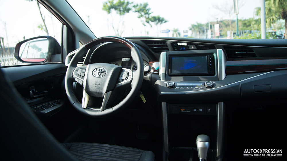 Nội thất xe Toyota Innova Venturer 2017.