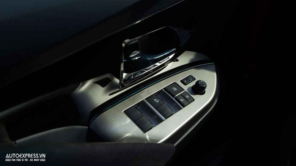 Nút điều khiển kính cửa xe Toyota Innova Venturer 2017.