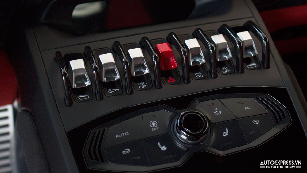 Các nút điều khiển trên xe Lamborghini Huracan LP610-4.