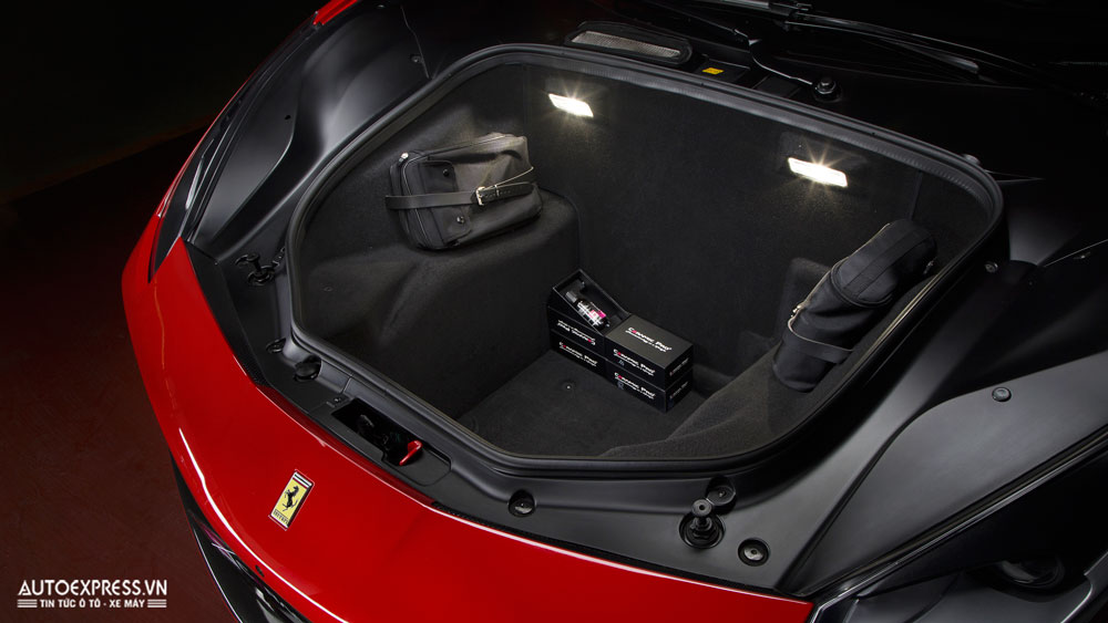 Khoang hành lý siêu xe Ferrari 488 GTB