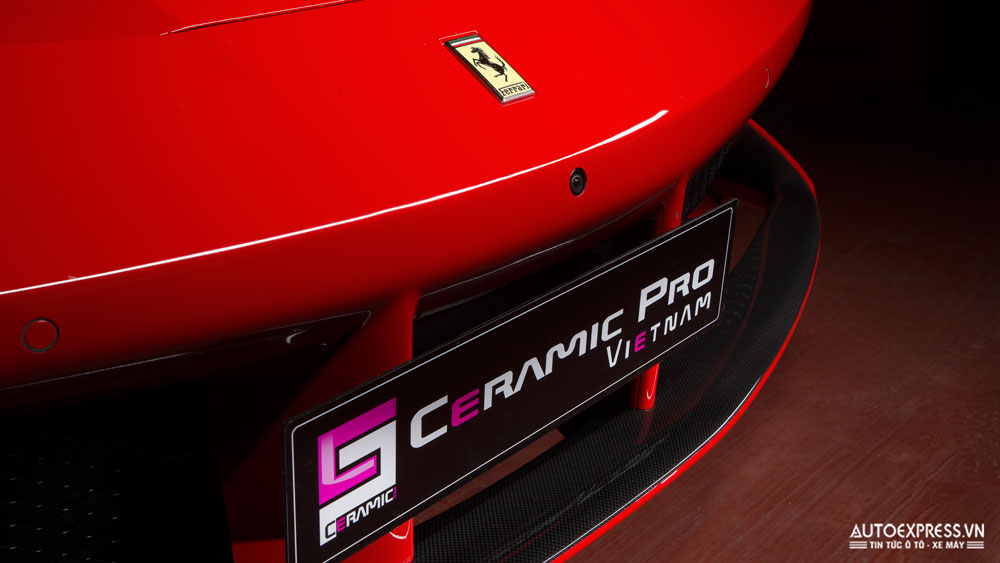 Camera trước siêu xe Ferrari 488 GTB.