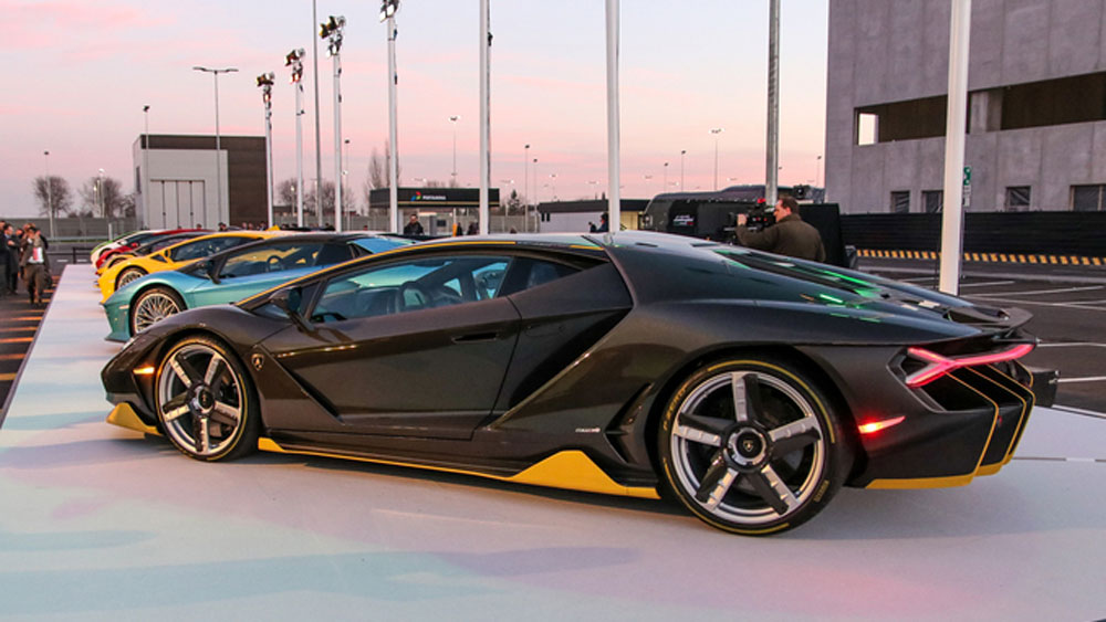 Dàn siêu xe Lamborghini khoe dáng dưới hoàng hôn