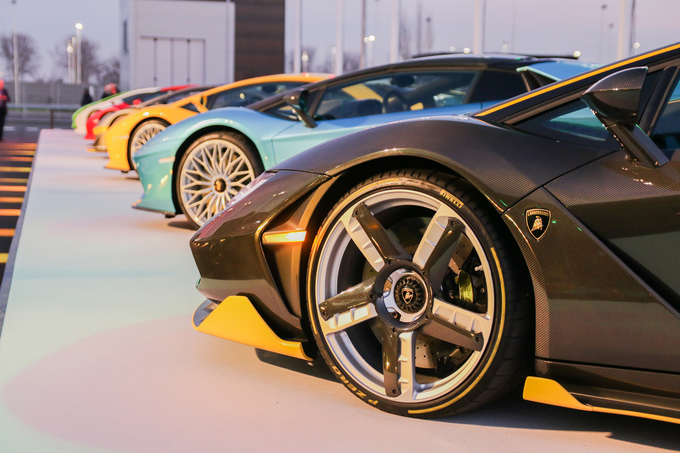 Dàn siêu xe Lamborghini khoe dáng dưới hoàng hôn hình 8.