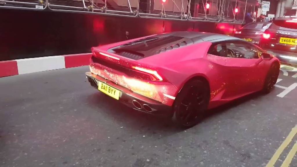 “Lóa mắt” với Lamborghini Huracan đính 1,3 triệu viên pha lê hình 4.