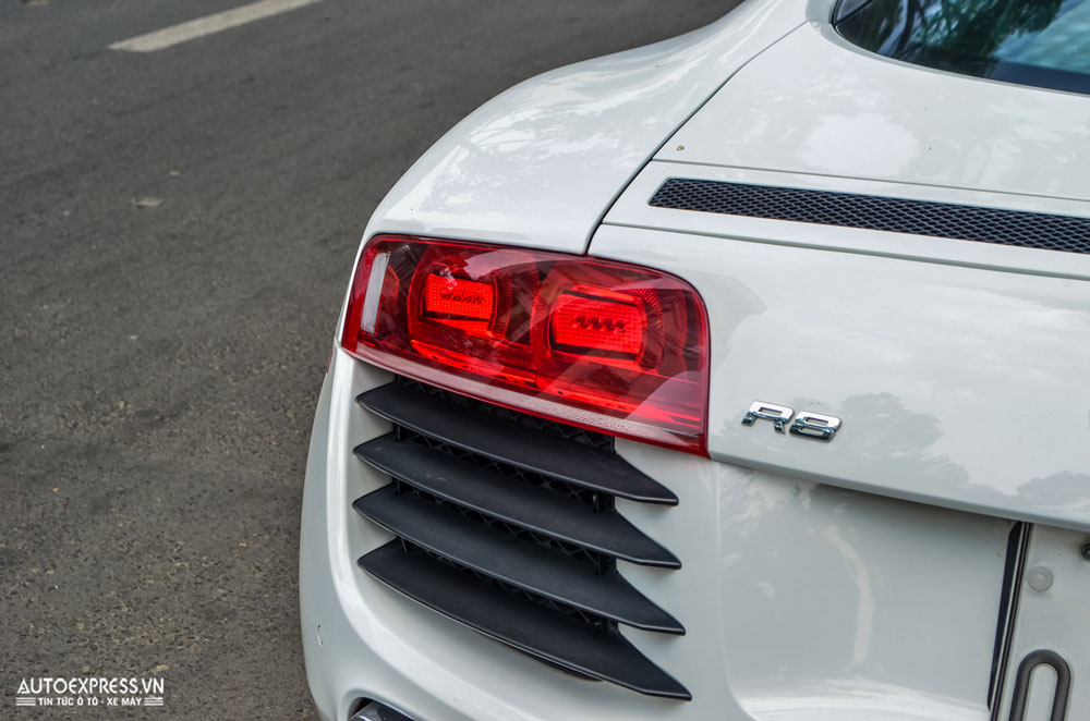 Cận cảnh Audi R8 V8 xuống phố với màu trắng ngọc trai nguyên bản hình 6.