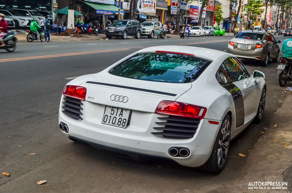 Cận cảnh Audi R8 V8 xuống phố với màu trắng ngọc trai nguyên bản hình 8.