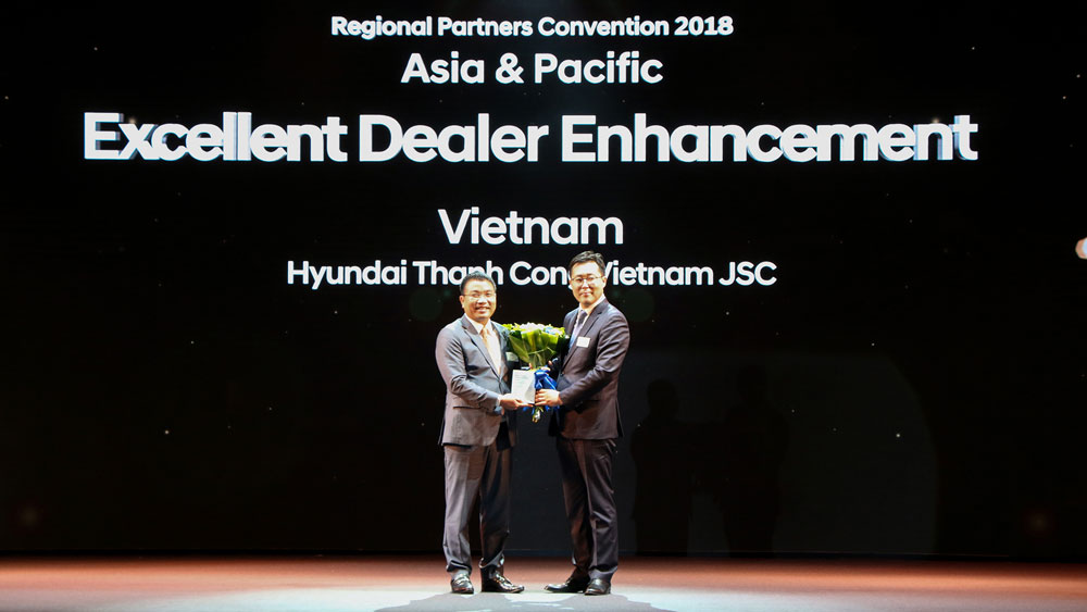 Ông Yong Suk Lee - Giám đốc Văn phòng Khu vực Châu Á Thái Bình Dương (bên phải) trao giải thưởng “Nhà phân phối nâng cao năng lực đại lý xuất sắc nhất 2017” cho ông Lê Ngọc Đức - Tổng Giám đốc Hyundai Thành Công.