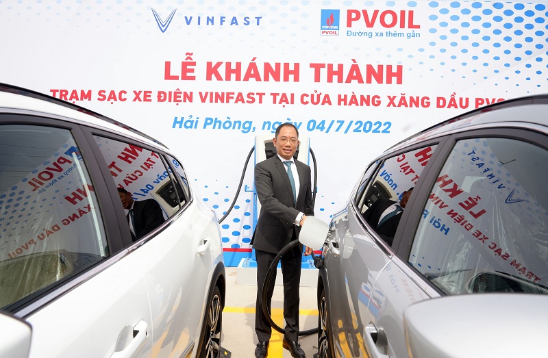 VinFast khánh thành trạm sạc xe điện đầu tiên tại cửa hàng xăng dầu