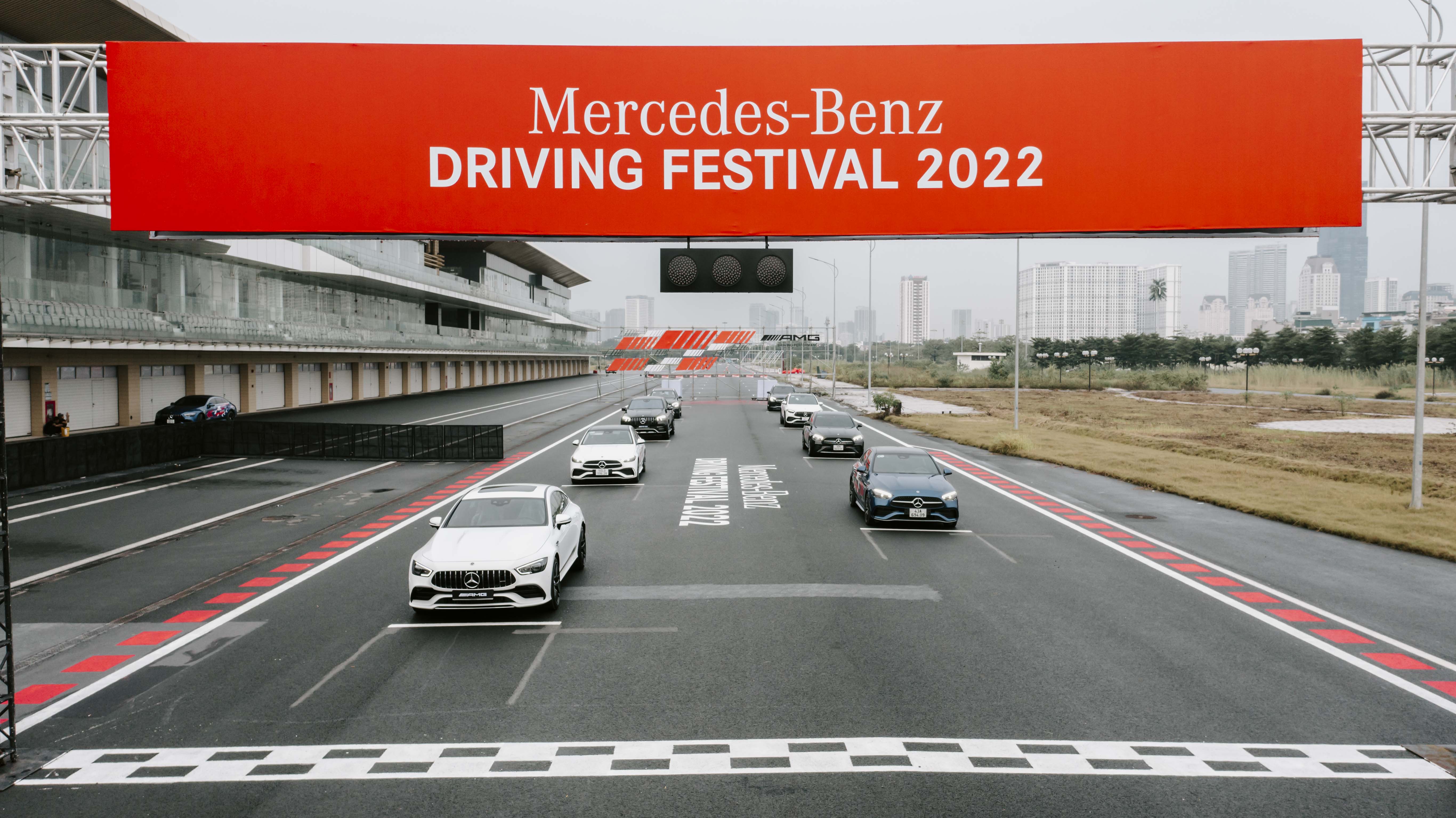 Đủ cung bậc cảm xúc trên đường đua F1 Hà Nội với Mercedes-Benz Driving Fesitval 2022
