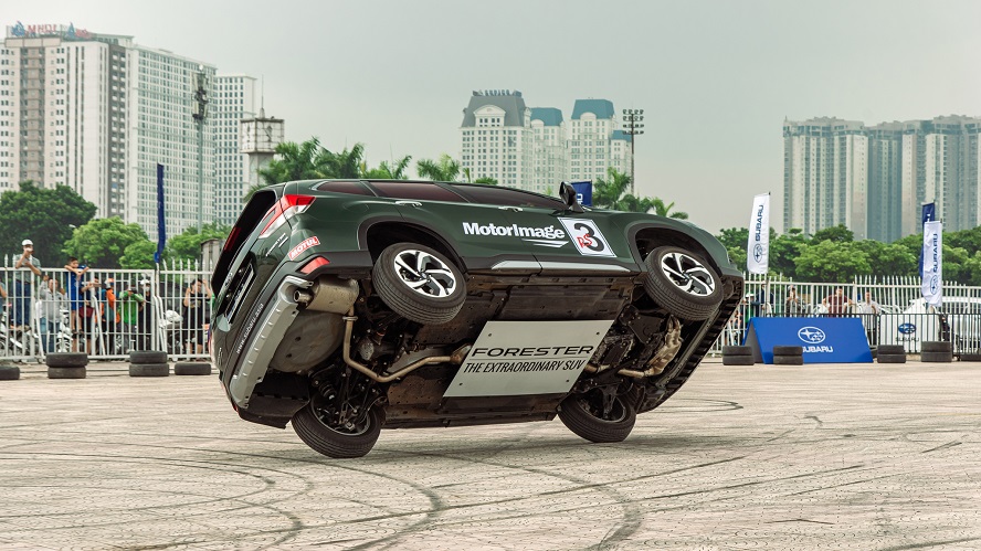 Siêu trình diễn ô tô Subaru nghẹt thở cùng  kỷ lục gia Guiness Russ Swift đã trở lại Việt Nam
