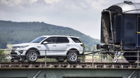 "Hành xác" Land Rover Discovery Sport kéo tàu hỏa 100 tấn