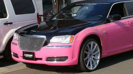 Chrysler 300C Limousine "đỏm" với ngoại thất màu hồng