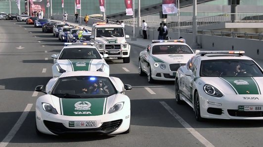 Ngả mũ trước dàn siêu xe cảnh sát Dubai