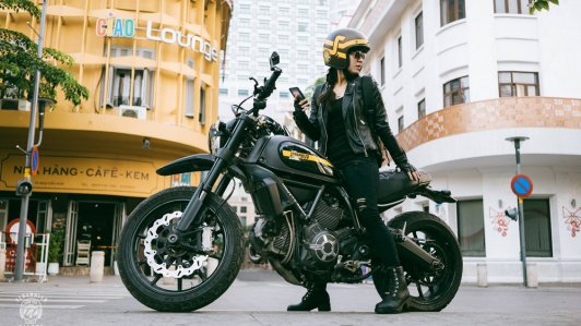 Ducati Scrambler đón Giáng sinh cùng cô nàng biker Sài Gòn đầy cá tính