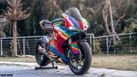 Siêu mô tô Ducati 1199 tiền tỷ lên ‘dàn áo’ bảy sắc cầu vồng tại Việt Nam