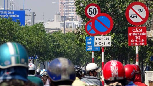 Loạn trước biển báo giao thông ở Việt Nam [Góc độc giả]