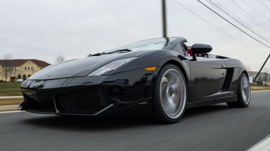 Các thiếu niên trung học phát cuồng khi bắt gặp siêu xe Lamborghini tại trường