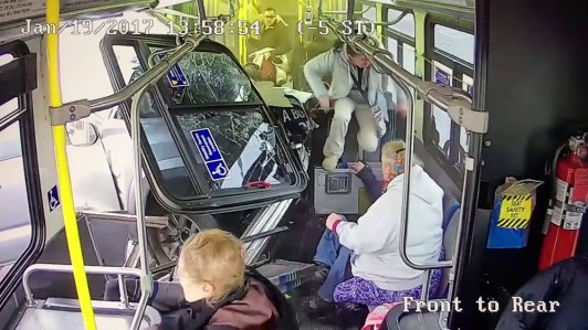 Cảnh tượng kinh hoàng xe bán tải Toyota xuyên thủng thân xe buýt