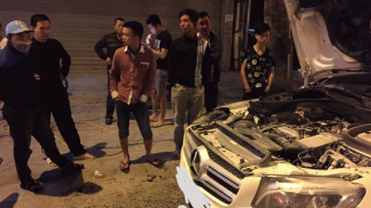 Mercedes-Benz GLC bốc cháy trong đêm tại Hà Nội