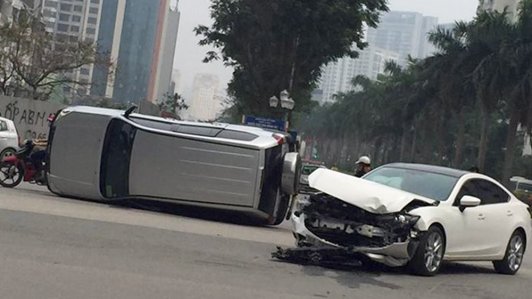 Toyota Prado bị Mazda6 húc lật trên phố Hà Nội