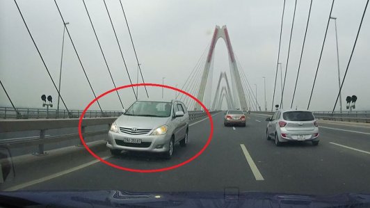 Kinh hoàng cảnh 05 xe ô tô chạy ngược chiều trên cầu Nhật Tân [VIDEO]