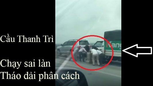 Chạy sai làn trên cầu Thanh Trì, nhóm tài xế tháo dải phân cách để tránh CSGT