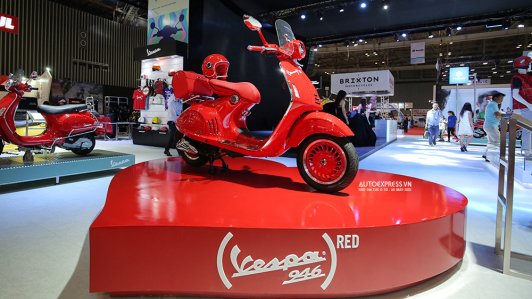 Siêu phẩm Vespa 946 Red rực rỡ khoe dáng giữa triển lãm mô tô, xe máy Việt Nam 2017