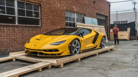 Khui thùng Lamborghini Centenario màu vàng độc nhất thế giới