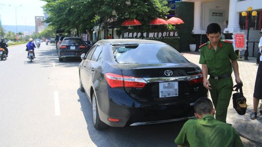 Đà Nẵng: Nhóm thiếu niên rảnh rỗi đập phá ô tô cho vui