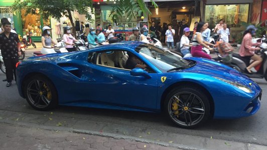 Siêu xe Ferrari 488 Spider màu xanh bất ngờ xuất hiện trên phố Hà Thành