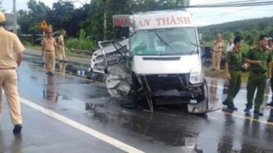 Hai xe khách va chạm kinh hoàng trên đường Hồ Chí Minh, 12 người thương vong