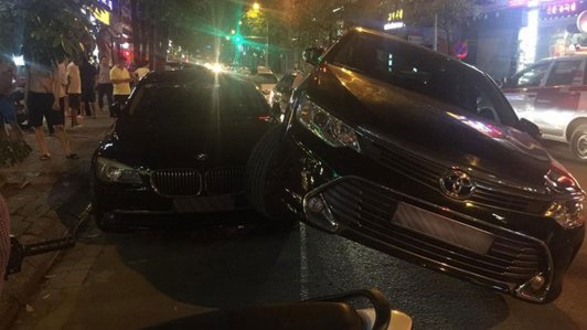 Hà Nội: Toyota Camry "đè đầu cưỡi cổ" BMW 750Li ngay trên phố
