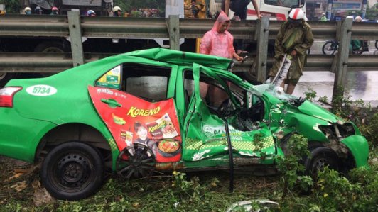 Hà Nội: Băng ẩu qua đường, xe taxi bị tàu hỏa đâm nát thành sắt vụn