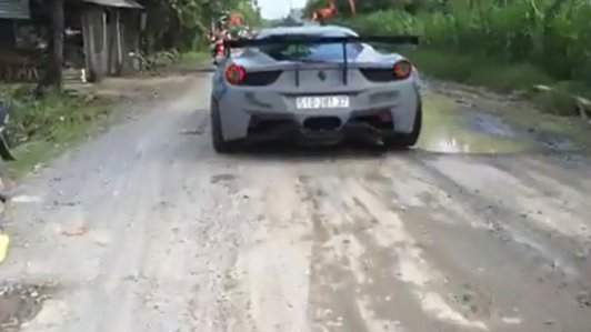 Siêu xe Ferrari vượt ổ gà ở Việt Nam khiến cộng đồng quốc tế 'xót xa'
