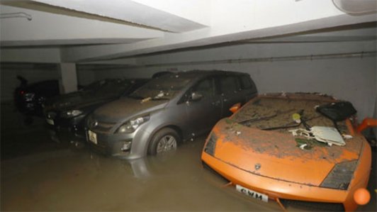 Xót xa cảnh siêu xe ngập nước, xe sang rơi xuống biển trong mưa bão