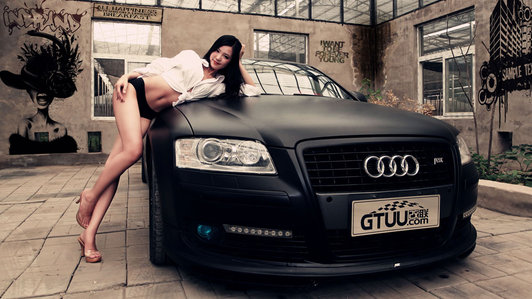 Cô nàng "kẹo ngọt" làm dáng cùng Audi A8L lịch lãm